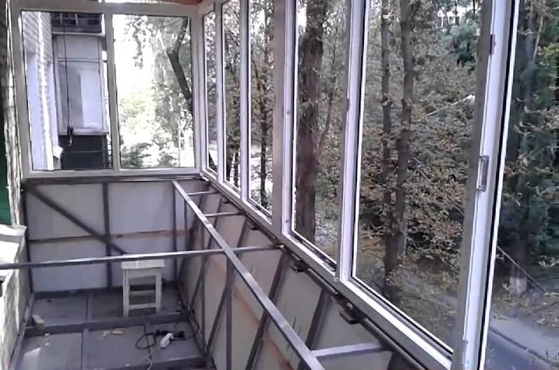 Vitrage d'un balcon avec un plat à emporter