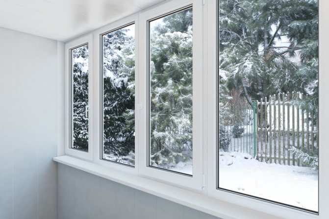 Verglasung des Balkons im Winter