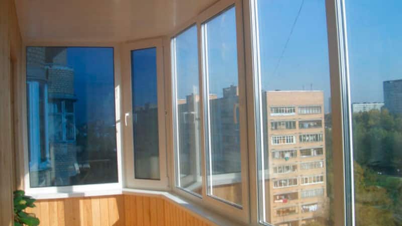 Vitrage de la loggia avec un profil PVC
