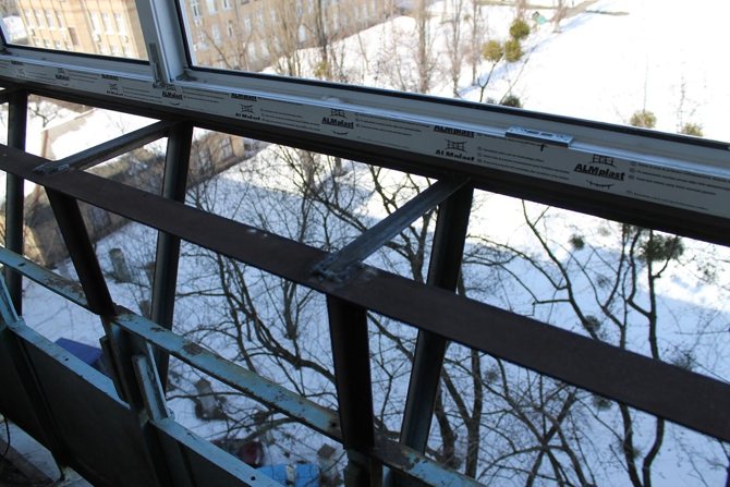 Verglasung der Loggia im Winter