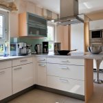 Grande cuisine vitrée avec mobilier blanc