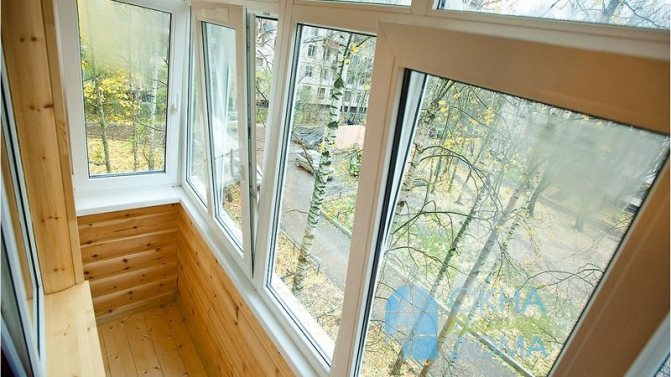Décorer le balcon avec un blockhaus de vos propres mains