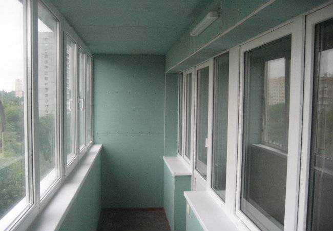 Finition d'un balcon ou d'une loggia avec des plaques de plâtre