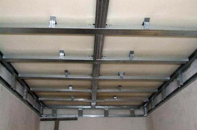 Finition du balcon avec des panneaux en PVC: 1 option sans caisse et 2 façons avec