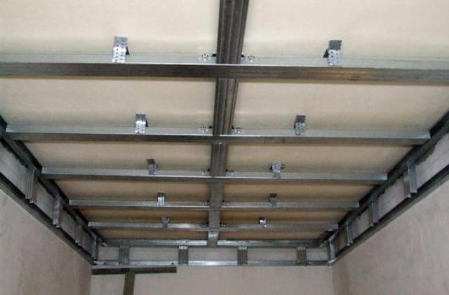 Finition du balcon avec panneaux PVC : 1 option sans caisse et 2 voies avec