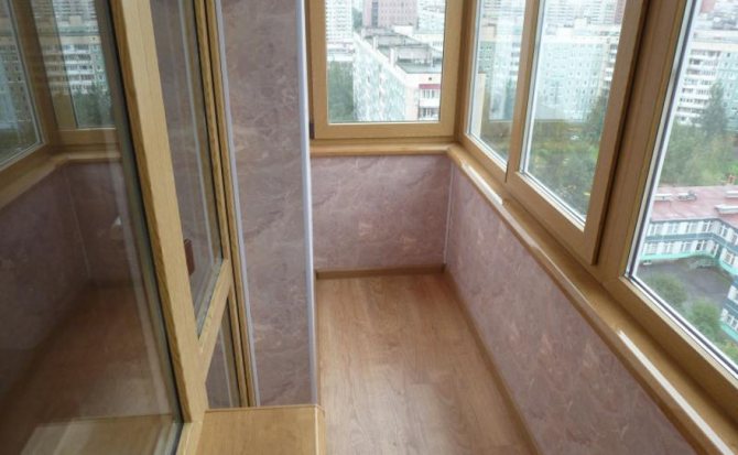 finition de la loggia avec des panneaux en plastique