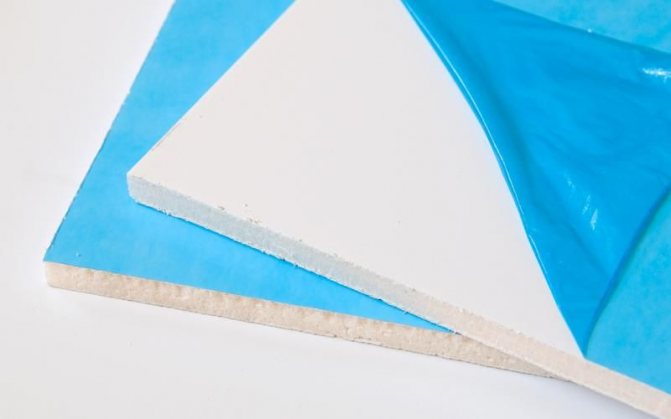 finition de la loggia avec des panneaux en plastique