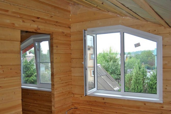 Décoration de fenêtre bricolage à l'intérieur d'une maison en bois