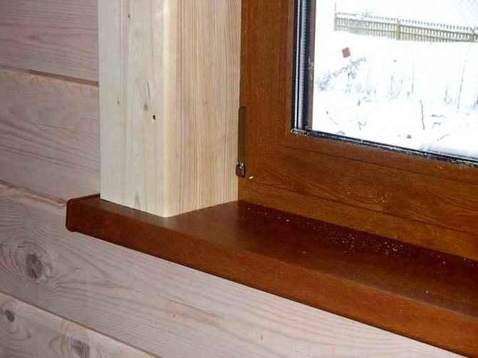 Décoration de fenêtre bricolage à l'intérieur d'une maison en bois