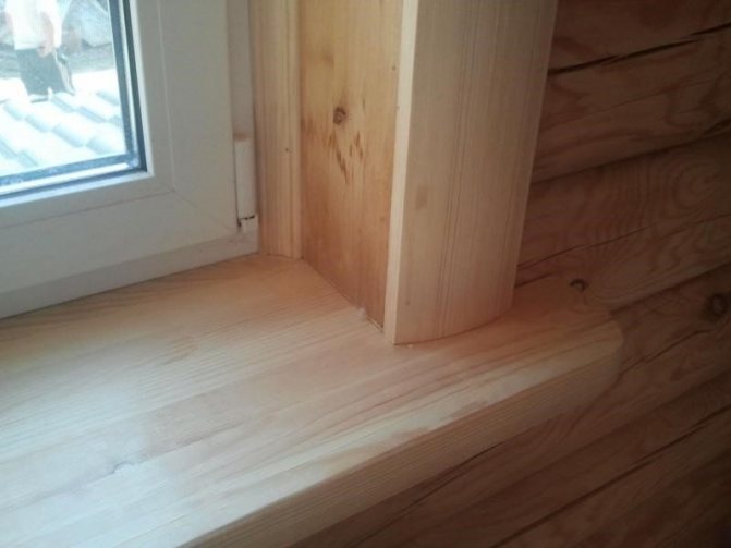 Décoration de fenêtre bricolage à l'intérieur d'une maison en bois