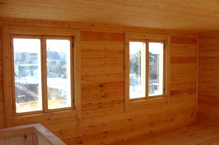 Décoration de fenêtre en plastique à l'intérieur de la maison en bois