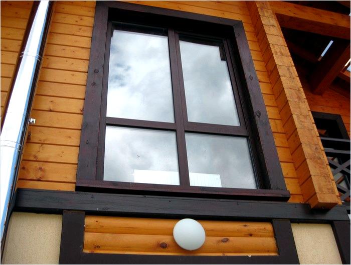 Décoration de fenêtre en plastique à l'intérieur de la maison en bois