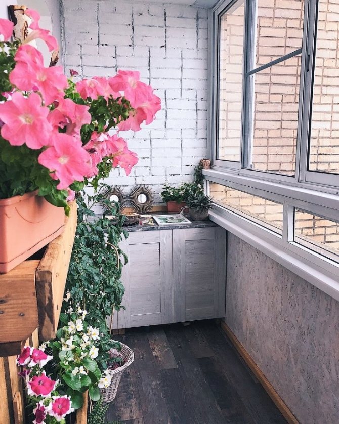 Finition du sol sur la loggia avec des fleurs
