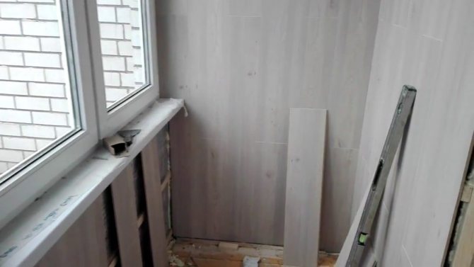 Balkon Wanddekoration mit Laminat