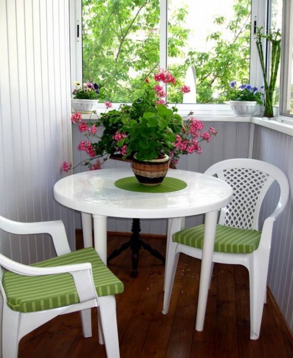 Table pliante à faire soi-même sur le balcon - plusieurs modèles avec des instructions détaillées