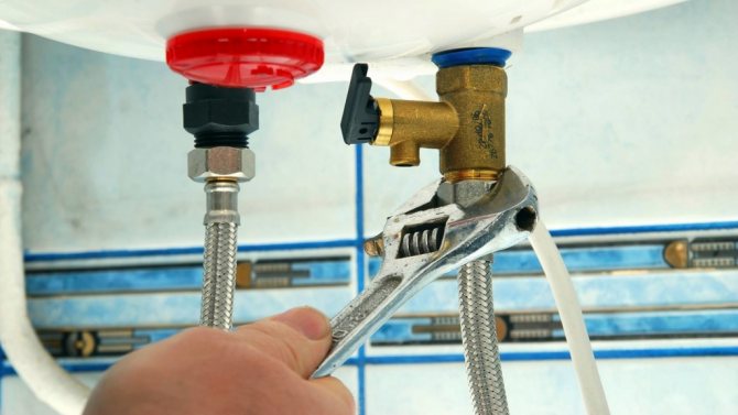 En dévissant les tuyaux, il sera possible de vidanger instantanément l'eau