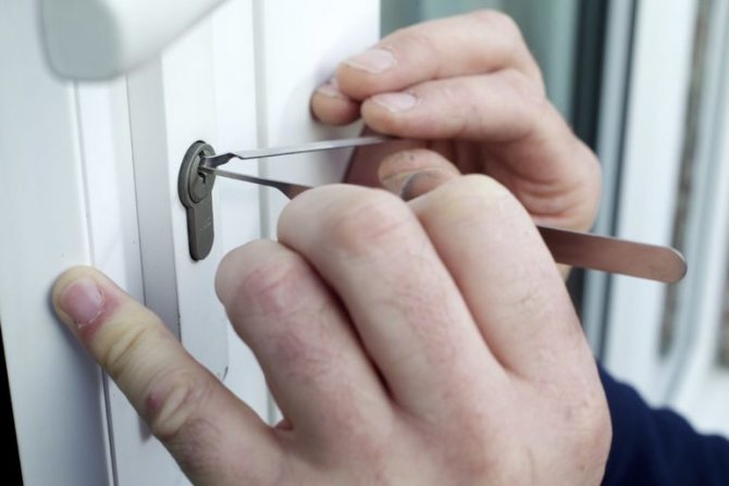 Serrure de porte ouverte