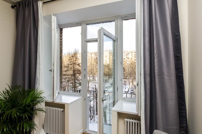 Porte de balcon ouverte dans un appartement de trois pièces