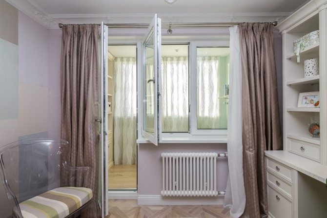 Ouvrez la porte en plastique dans la chambre des enfants