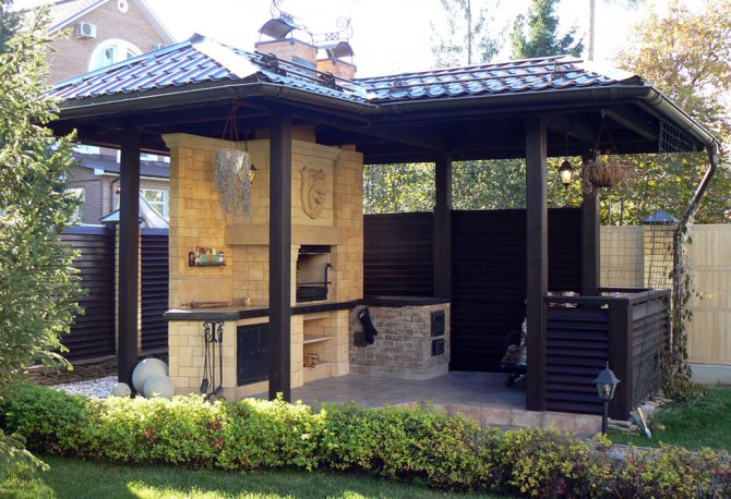 Offene Sommerküche mit Backofen und Grill