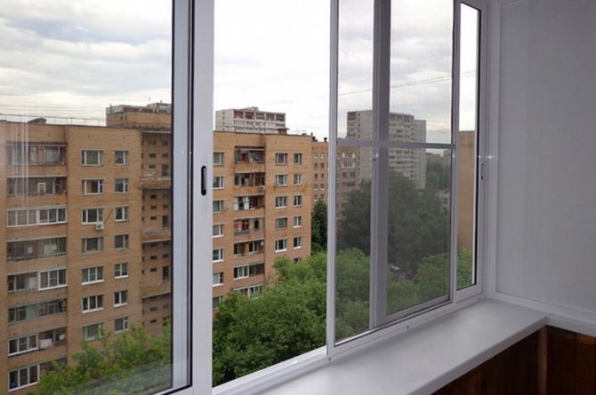 Ouvrant ouvert de vitrage de balcon dans un appartement d'un immeuble de plusieurs étages