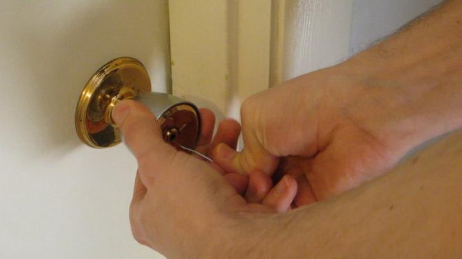 Ouvrir la porte avec une épingle à cheveux