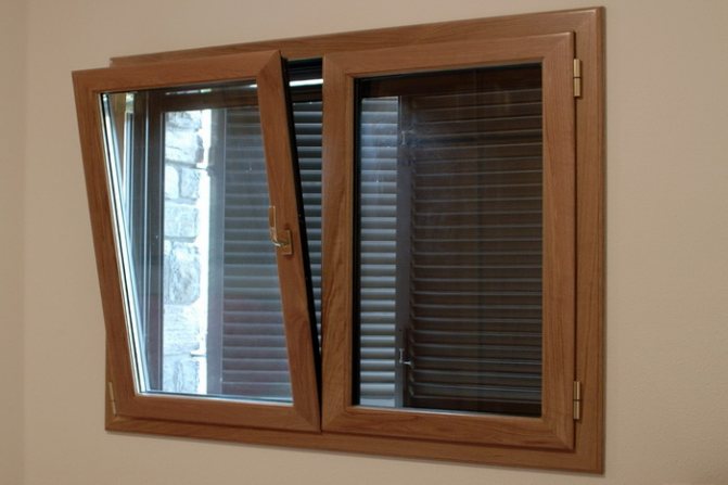fenêtre marron ouverte dans le salon