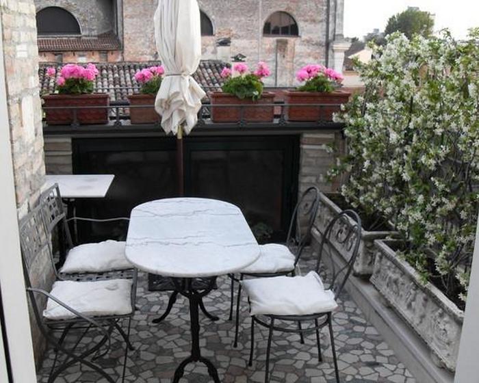 offener Balkon ohne Dachboden