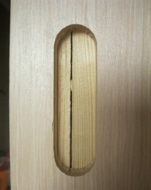 Trou pour poignée de porte de compartiment