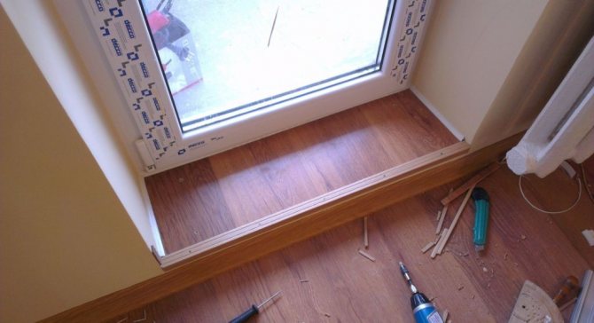 Laminatplatten müssen mehrere Tage auf dem Balkon stehen, damit das Material auf die Luftfeuchtigkeit im Raum vorbereitet ist