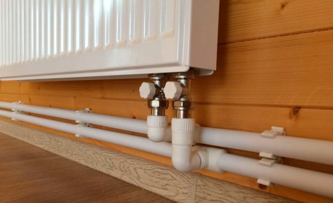 Radiateur à panneaux avec connexion inférieure