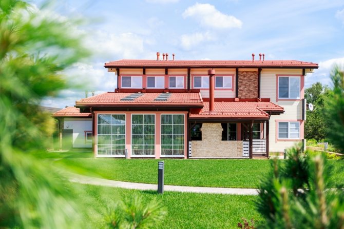 Fenêtres panoramiques dans une maison en bois