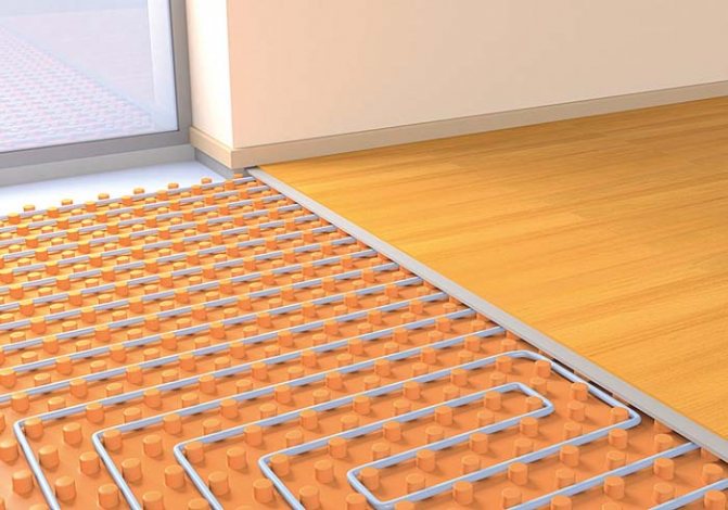 planche de parquet sous le plancher d'eau chaude