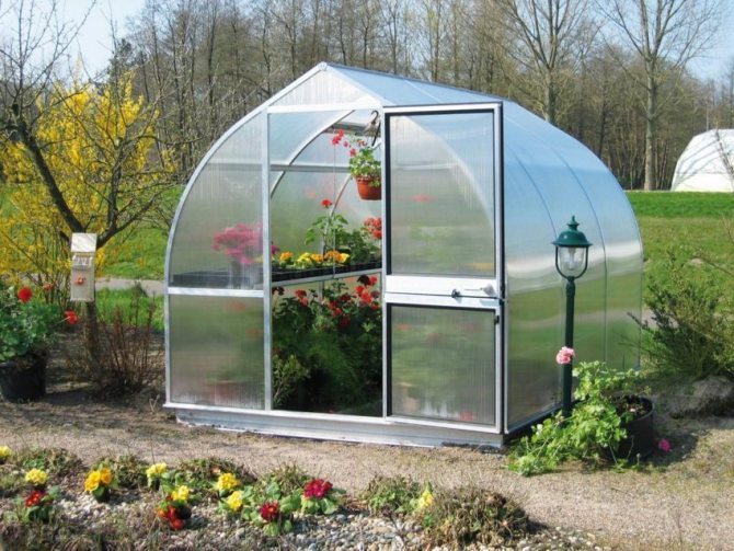 Serre en polycarbonate et tuyaux profilés