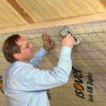 Pare-vapeur pour un plafond dans un plancher en bois