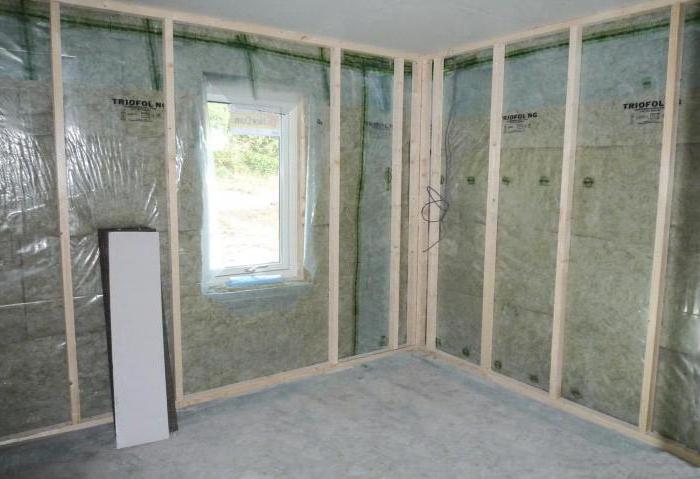 pare-vapeur pour les murs d'une maison en bois à l'intérieur