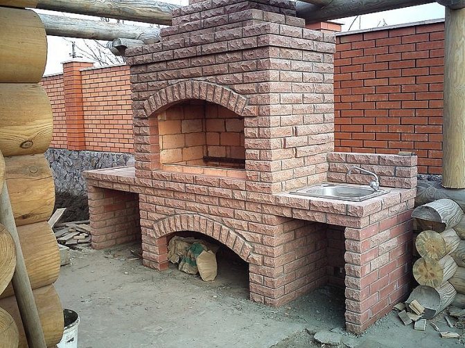 Le four barbecue est recouvert de pierre artificielle