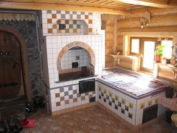 Four avec un banc de cuisson moyen avec des carreaux de céramique