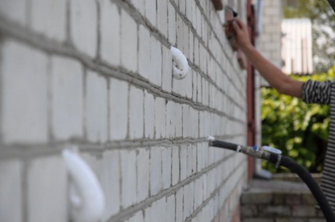 Les cavités dans les murs sont scellées avec du Penoizol