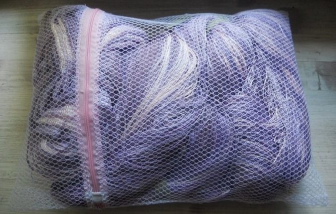 Avant d'envoyer la mousseline dans la machine pour le lavage, placez-la sous une forme préparée dans un sac en filet spécial pour le lavage