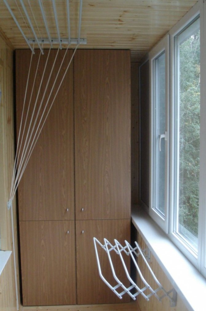 Séchoir en plastique sur le balcon avec plafond en bois