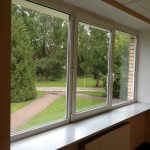 Fenêtre en plastique avec rebord de fenêtre et pentes