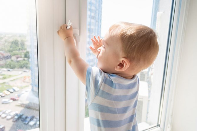 Fenêtre en plastique avec sécurité enfant installée