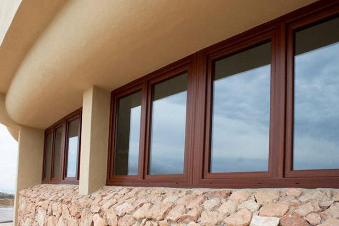 Fenêtres en plastique marron - options pour une utilisation à l'intérieur