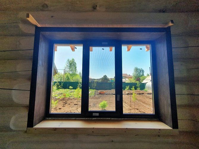Fenêtres en plastique dans une maison en bois - vue intérieure