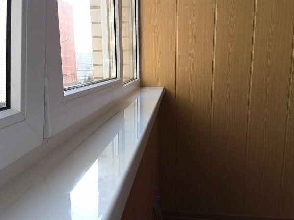 rebord de fenêtre brillant en plastique sur le balcon