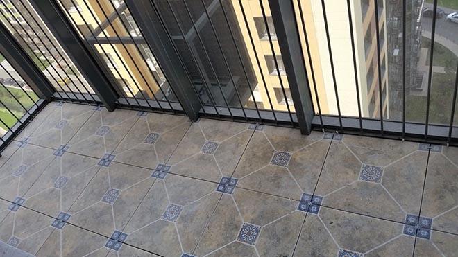 Fliesen auf dem Balkon