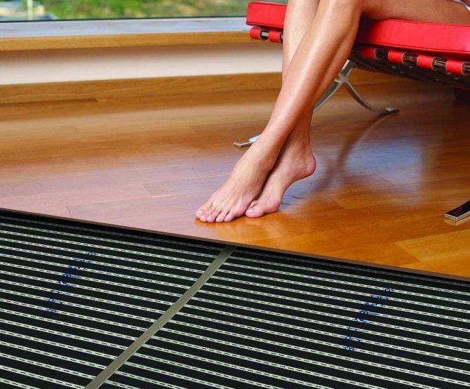 Les adultes et les enfants peuvent marcher pieds nus sur un stratifié chaud