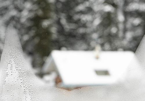 Pourquoi les fenêtres de la maison transpirent et comment se débarrasser d'une fuite