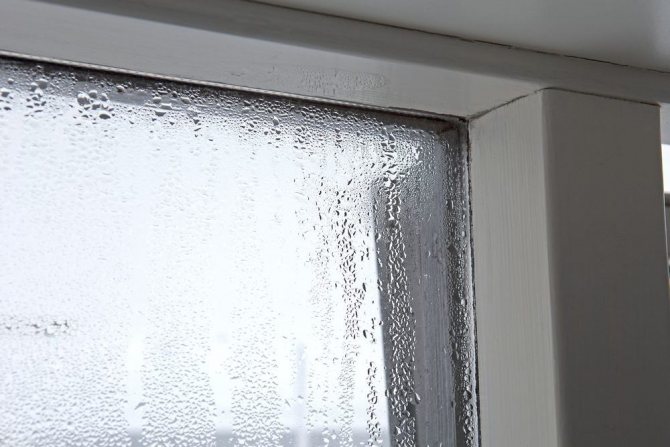 Pourquoi les fenêtres en plastique s'embuent-elles dans une maison privée?